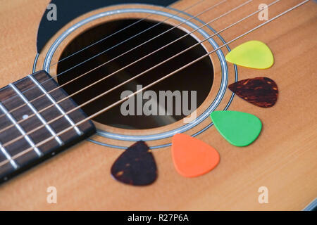 Guitare acoustique avec une variation de guitare plectrums Banque D'Images