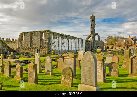 ST ANDREWS FIFE ECOSSE DES PIERRES TOMBALES DU CIMETIÈRE ET LES RESTES DE LA CATHÉDRALE Banque D'Images