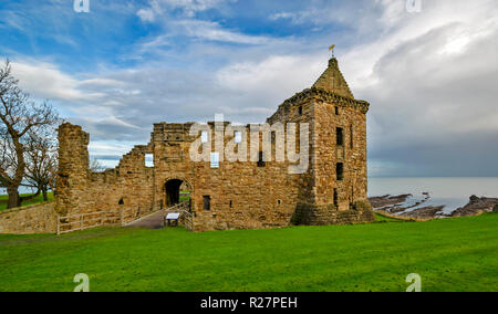 ST ANDREWS FIFE ECOSSE les ruines du château avec ENTRÉE PRINCIPALE ET LA MER Banque D'Images