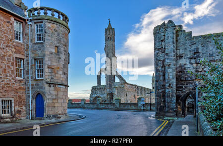 ST ANDREWS FIFE ECOSSE LA CATHÉDRALE RUINES ET QUEEN MARY'S HOUSE DE SOUTH STREET Banque D'Images