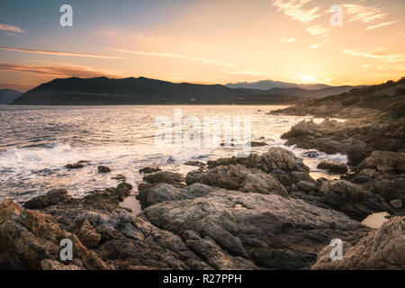 Lever du soleil sur la côte rocheuse à Lozari en Corse de Balagne Banque D'Images