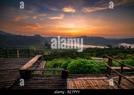 Lever de soleil magnifique paysage. Phu Lanka, Thaïlande Banque D'Images