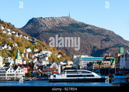 Admiralen catamaran à passagers à grande vitesse dans le port de Bergen, Norvège. Le mont Ulriken dans l'arrière-plan Banque D'Images