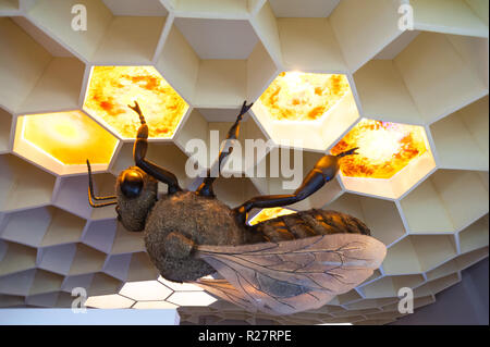 Une abeille géante dans l'exposition Musée de l'abeille à Pastida Village, île de Rhodes. Rodos. La Grèce. Banque D'Images