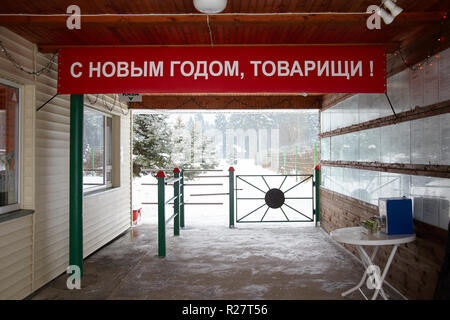 Vilnius, Lituanie - Jan 07, 2011 : Entrée de parc Grutas parkas (Gruto), "Bonne Année, camarades !' Banque D'Images