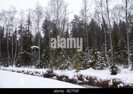 Vilnius, Lituanie - Jan 07, 2011 : tour de garde dans la forêt à Grutas Park (Gruto parkas), un jardin de sculptures de statues de l'ère soviétique et une expositio Banque D'Images