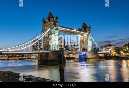 Le Tower Bridge, célèbre monument de Londres, de nuit Banque D'Images