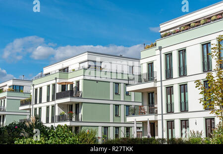 De nouvelles maisons de ville vert menthe vu à Berlin, Allemagne Banque D'Images