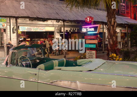 Orlando, Floride. Novembre 02, 2018 . Vue partielle de la voiture d'époque et de la vieille ville de Kissimmee région sign in. Banque D'Images