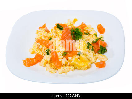 Délicieux saumon fumé omelette aux verts - plat traditionnel de la cuisine norvégienne sur la plaque blanche. Plus isolé sur fond blanc Banque D'Images