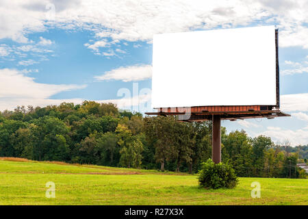 D'un coup horizontal Blank Billboard géant monté sur un poteau dans un paramètre d'automne avec l'exemplaire de l'espace. Banque D'Images