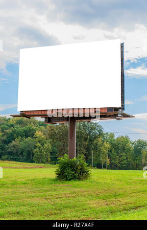 Shot vertical à légèrement incliné vers la gauche d'un géant Blank Billboard avec copie Espace. Banque D'Images