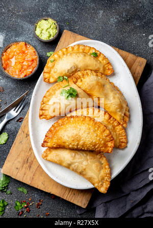 Empanadas frites latino-américaine à la tomate et d'avocat de sauces. Vue d'en haut. Banque D'Images