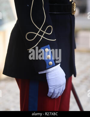 Détails avec l'uniforme d'un soldat de la garde d'honneur de participer à une cérémonie officielle dans un cimetière des anciens combattants Banque D'Images