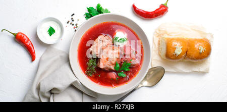 Bortsch, soupe de betterave rouge et de légumes avec des côtes de porc et crème aigre servi avec de l'Ail, plat traditionnel de l'ukrainien, le russe et P Banque D'Images