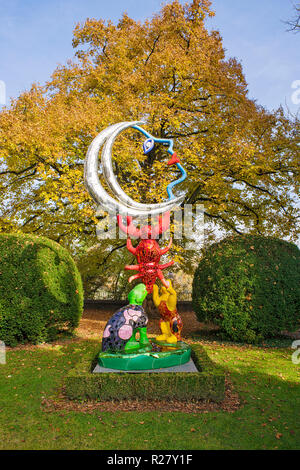 Fribourg, Suisse : Dans les jardins du Musée d'art et d'histoire, une oeuvre de Niki de Saint Phalle n'envisage la fin de l'automne. Banque D'Images