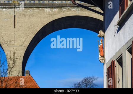 Fribourg, Suisse, ruelle de la vieille ville avec la statue d'un saint sur le pignon d'une façade Banque D'Images