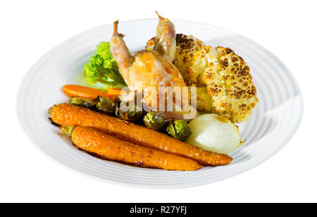 Cailles grillées à la sauce moutarde au miel avec garniture de chou-fleur cuit, chou de Bruxelles, le brocoli, les carottes et l'oignon. Plus isolé sur fond blanc Banque D'Images