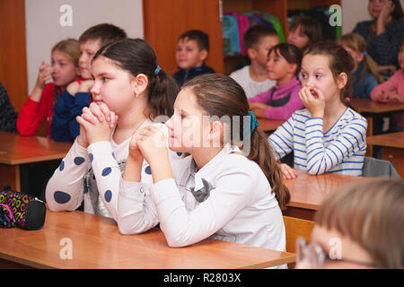 Deux filles de la classe à l'écoute de l'enseignant Banque D'Images