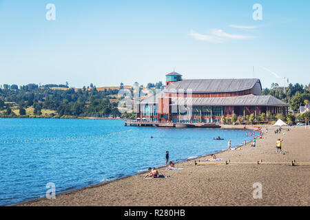 Plage du lac Llanquihue et Teatro del Lago (LAC) Théâtre - Frutillar, Chili Banque D'Images