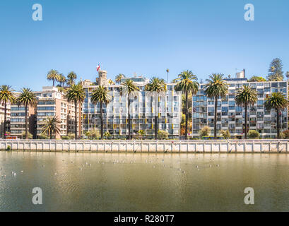 Vina del Mar skyline at Estero River avec Château Brunet - Vina del Mar, Chili Banque D'Images