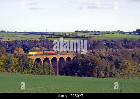 Une paire de locomotives diesel de la classe 47 et les numéros 47739 47769 Tranfesa le travail dans l'ensemble du train de Eynesford Viaduc, dans le Kent. Banque D'Images