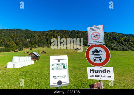 Mettre une laisse sur votre chien, Buckelwiesen ou moraines meadows dans le village de Gerold, Krün, contreforts des Alpes,la Bavière, Allemagne du Sud, de l'Europe Banque D'Images