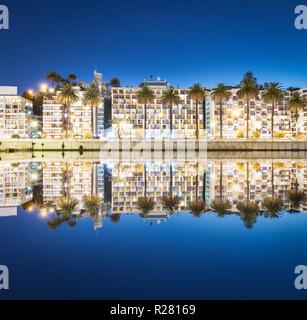 Vina del Mar skyline at Estero River avec Brunet Château la nuit - Vina del Mar, Chili Banque D'Images