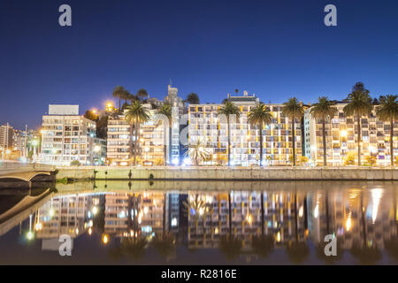 Vina del Mar skyline at Estero River avec Brunet Château la nuit - Vina del Mar, Chili Banque D'Images