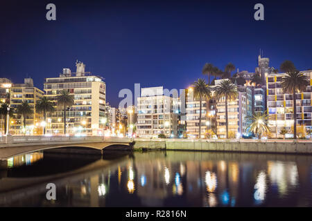 Vina del Mar skyline at Estero River avec Brunet Château la nuit - Vina del Mar, Chili Banque D'Images