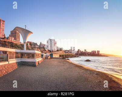 Caleta Abarca Beach au coucher du soleil - Vina del Mar, Chili Banque D'Images