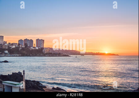 Caleta Abarca Beach au coucher du soleil - Vina del Mar, Chili Banque D'Images