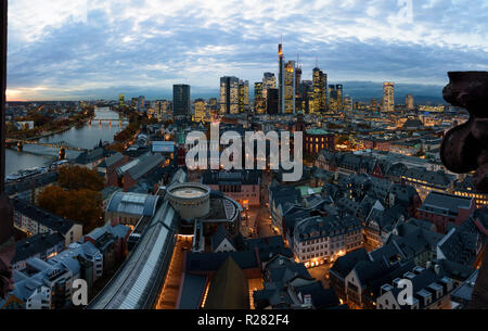 Frankfurt am Main : la vue de Dom (cathédrale) au centre-ville avec Römer (Hôtel de Ville), l'église St. Paul, des gratte-ciel et les tours à bureaux en f Banque D'Images