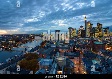 Frankfurt am Main : la vue de Dom (cathédrale) au centre-ville avec Römer (Hôtel de Ville), l'église St. Paul, des gratte-ciel et les tours à bureaux en f Banque D'Images