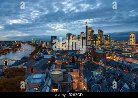 Frankfurt am Main : la vue de Dom (cathédrale) au centre-ville avec Römer (Hôtel de Ville), l'église St. Paul, des gratte-ciel et les tours à bureaux en f Banque D'Images