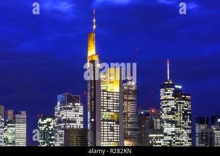 Frankfurt am Main : la vue de Dom (cathédrale) au centre-ville avec des gratte-ciel et les tours à bureaux dans le quartier financier, la Commerzbank Tower, Banque D'Images