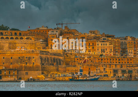 La Valette en soirée, vue de Il-Birgu, Malte Banque D'Images