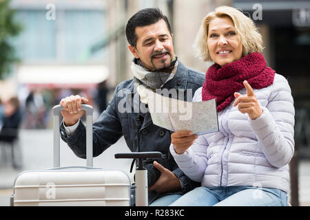 Sourire de touristes américains avec la carte et l'assurance on city street Banque D'Images