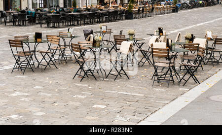 Vue horizontale de tables et chaises vides dans un restaurant en plein air avec une absence totale de clients Banque D'Images