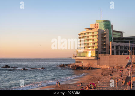 Caleta Abarca beach et l'Hôtel Sheraton - Vina del Mar, Chili Banque D'Images