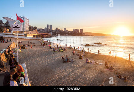 Caleta Abarca Beach au coucher du soleil - Vina del Mar, Chili Banque D'Images