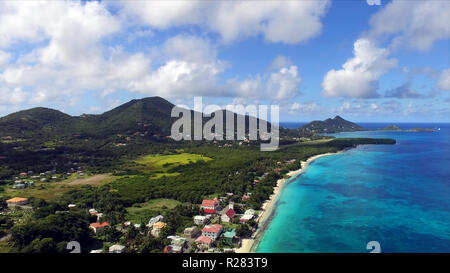 Vue aérienne photo prise par drone sur Paradise beach avec de belles eaux turquoise - bleu profond dans un charmant complexe de l'île exotique. Banque D'Images