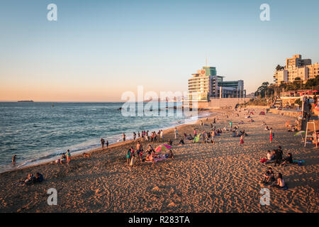 Caleta Abarca Beach au coucher du soleil - Vina del Mar, Chili Banque D'Images