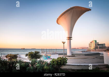 Caleta Abarca Beach au coucher du soleil - Vina del Mar, Chili Banque D'Images