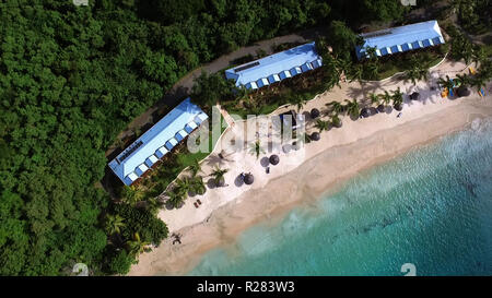 Vue aérienne photo prise par drone sur Paradise beach avec de belles eaux turquoise - bleu profond dans un charmant complexe de l'île exotique. Banque D'Images
