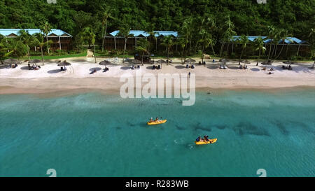 Vue aérienne de l'île tropicale. Paysage marin d'été avec des bateaux, de l'eau claire lazure et plage de sable en journée ensoleillée. Vue de dessus du pilotage de drone. Banque D'Images