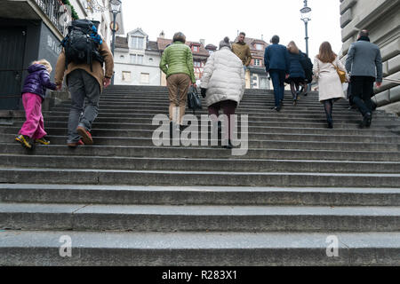 Lucerne, LU / Suisse - le 9 novembre 2018 : de nombreuses personnes de différentes tranches d'âge et le sexe se précipiter vers le haut et vers le bas des escaliers en pierre dans la ville historique de Luc Banque D'Images