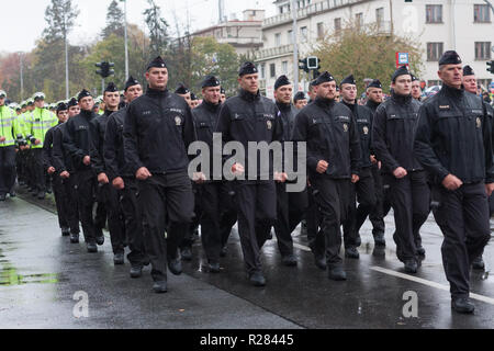 Rue européenne, Prague-October 28, 2018 : les travailleurs de la Police de République tchèque sont en marche défilé militaire pour 100e anniversaire de la création Tchécosl Banque D'Images