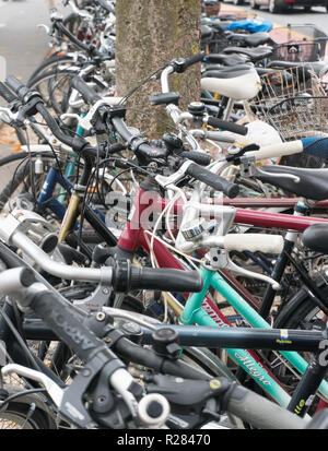 Lucerne, LU / Suisse - le 9 novembre 2018 : beaucoup de différentes marques et types de bicyclettes foule la location parking à la gare de Lucerne où Banque D'Images