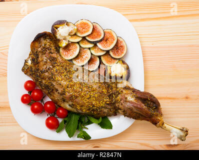 , Épaule d'agneau cuit au four avec du miel, la moutarde, l'huile d'olive et poivre blanc, est servi avec une fig de Feta et herbes Banque D'Images